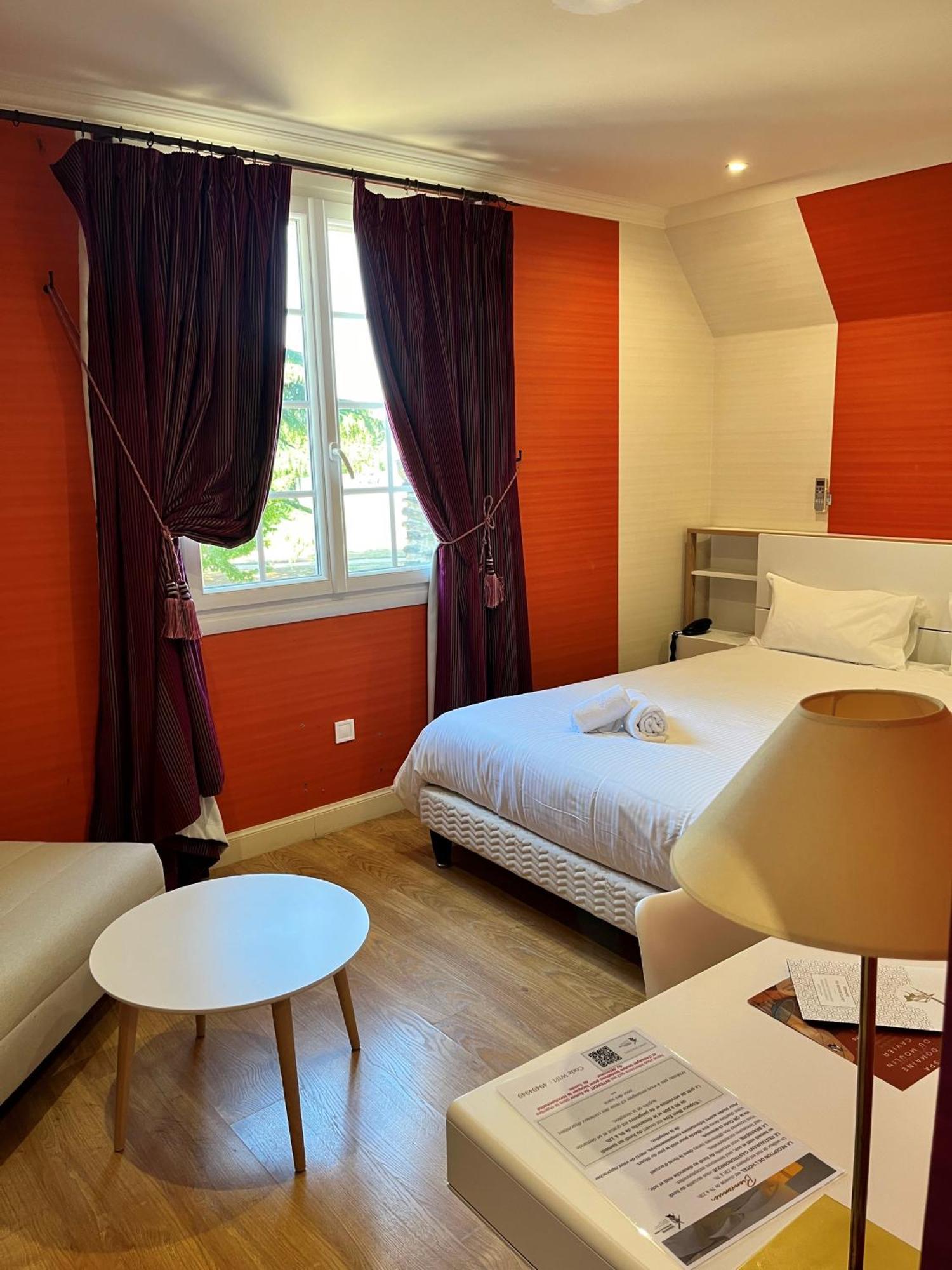 Logis Domaine Du Moulin Cavier Hotel Avrillé Værelse billede